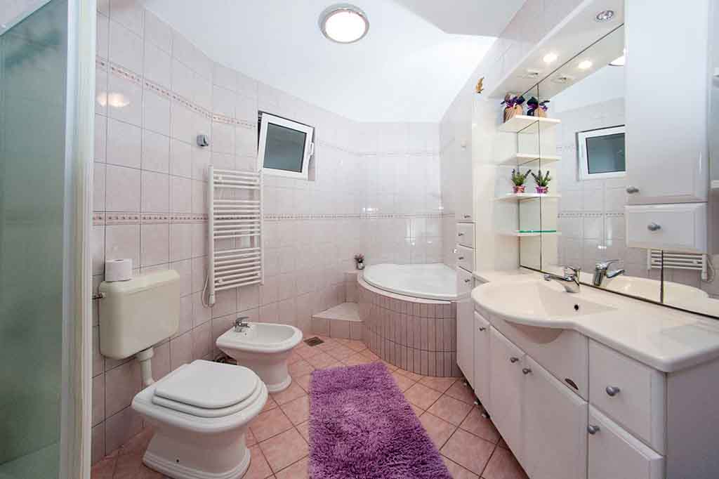 Spacious bathroom, Apartment Anka / 19