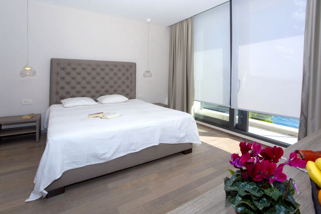 Luxury bedroom in villa Drvenik - Villa Dario / 28